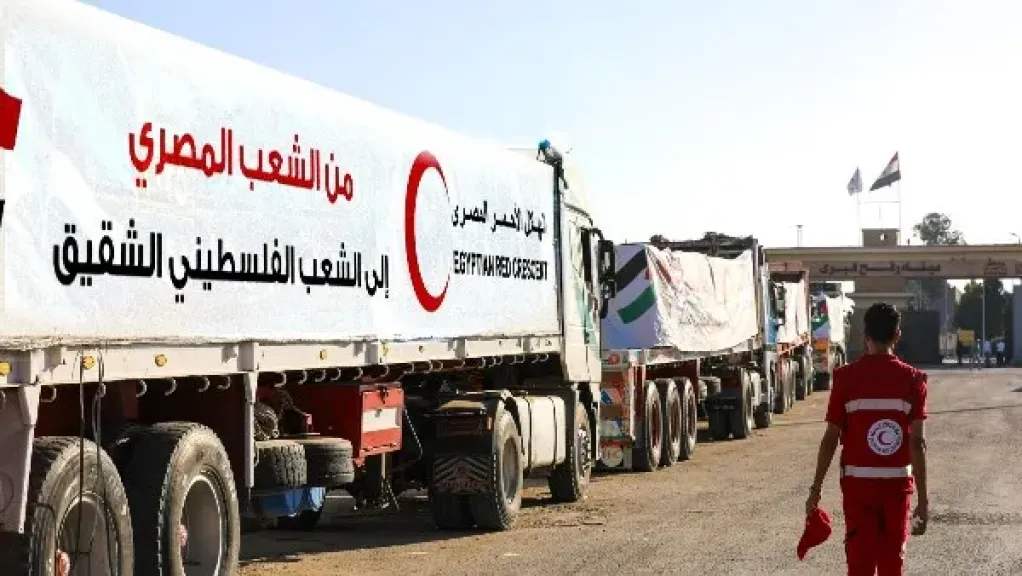 الهلال الأحمر المصري يدفع بـ250 ألف سلة غذائية ومستلزمات طبية وإغاثية عبر قافلة زاد العزة الـ66 إلى غزة