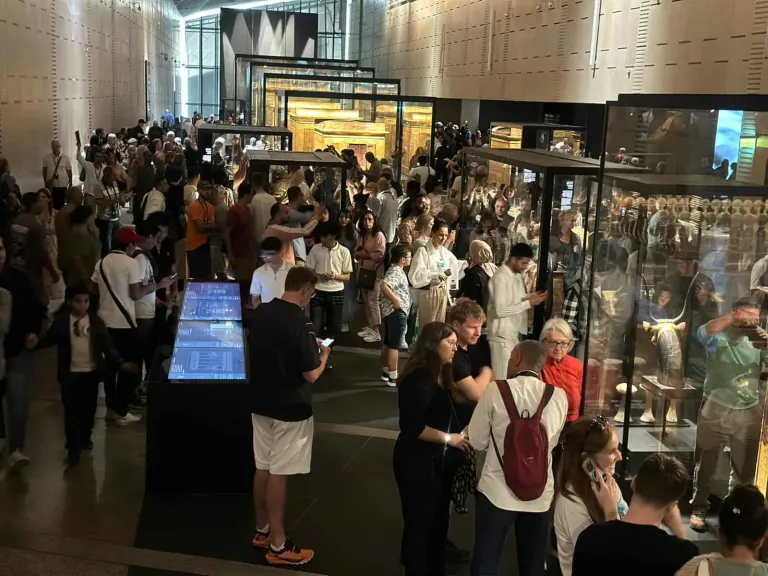 أكثر من 18 ألف زائر في أول أيام افتتاح المتحف المصري الكبير