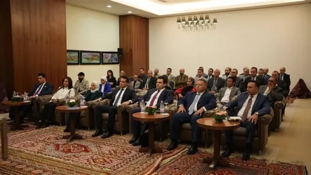 وزير الخارجية يلتقي أعضاء الجالية المصرية في الجزائر