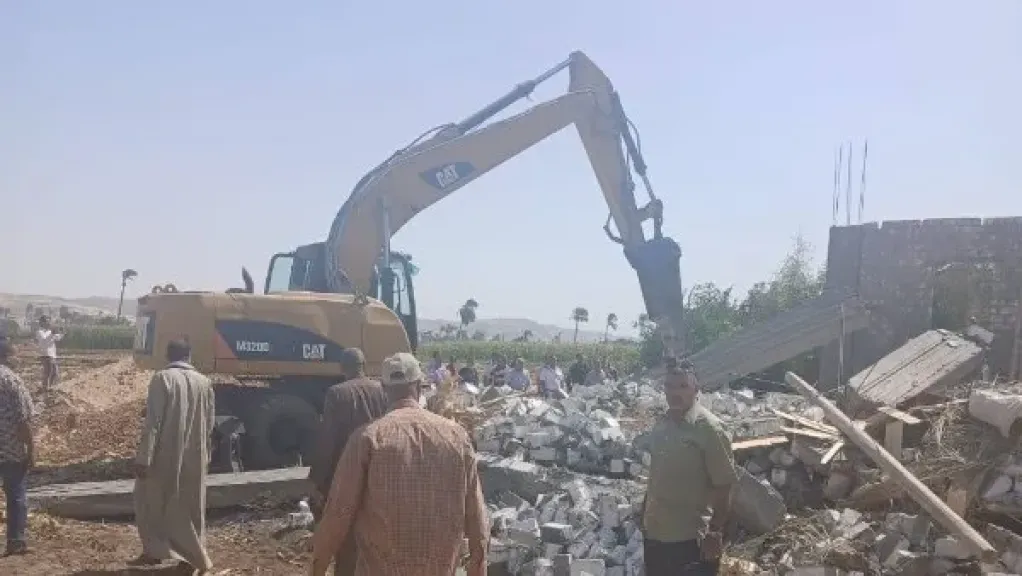 محافظ أسيوط: إزالة 24 حالة تعدِ واسترداد 846 مترًا مربعًا من المباني و3 أفدنة أراضي زراعية