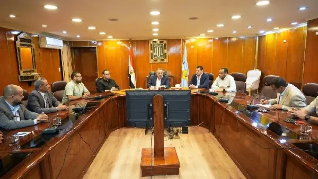 محافظ أسيوط يلتقي أهالي الحواتكة بمنفلوط لمتابعة أعمال تطوير الكوبري