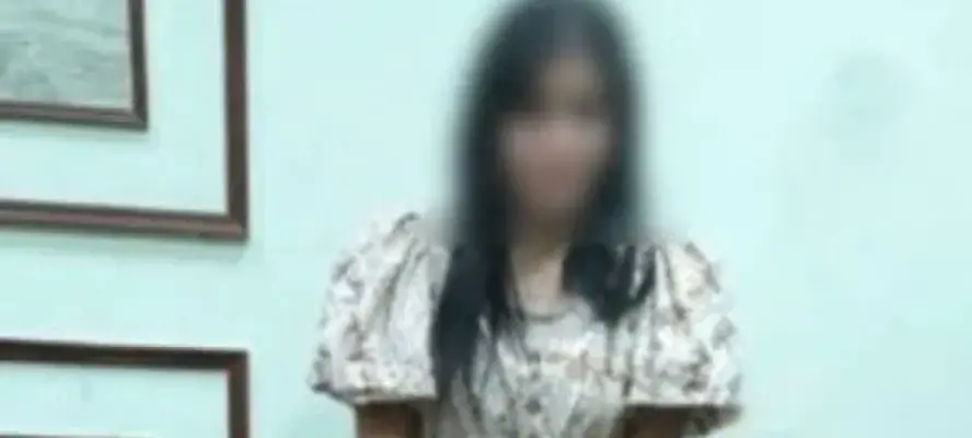 ضبط فتاة تمارس الأعمال المنافية للآداب بتطبيق هاتفي في الإسكندرية