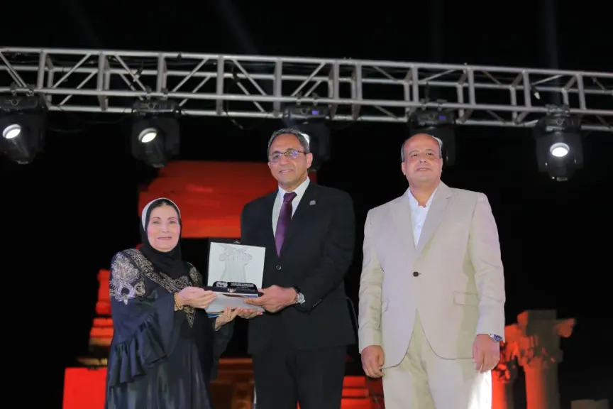 محافظ قنا يكرم رموز الفن والثقافة ضمن فعاليات مهرجان الفنون والحرف