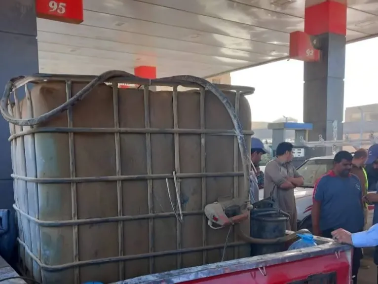 ضبط 14 طن سولار مدعم تم تجميعها بمحطة تموين بمطروح