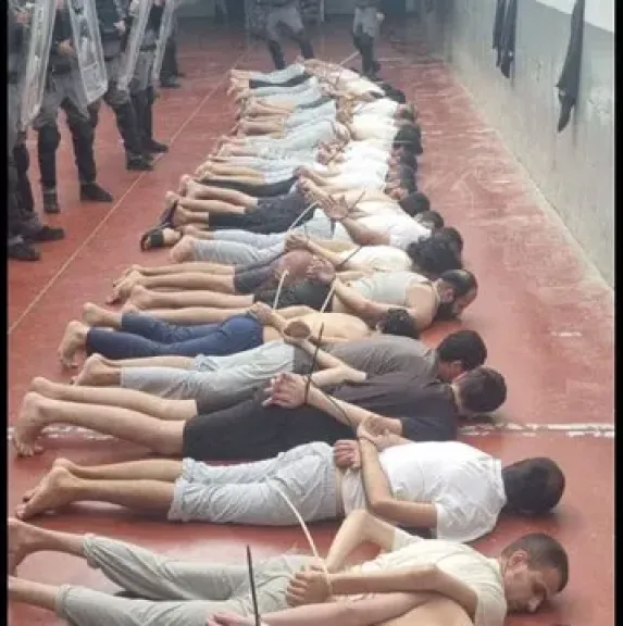 لا يرون ضوء الشمس أبدا.. الجارديان تكشف تعذيب عشرات الفلسطينيين في سجن إسرائيلي تحت الأرض