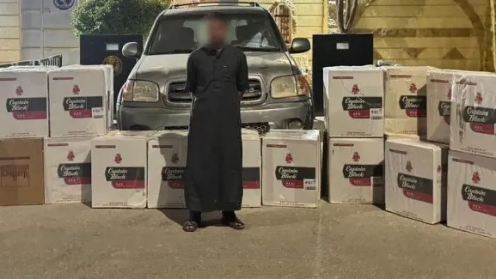 القبض على شخص بحوزته 22 ألف عبوة سجائر مجهولة المصدر
