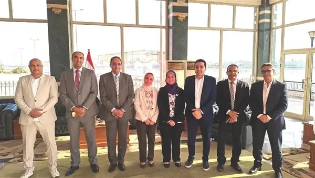 البيئة تنظم جلسة حوارية بعنوان ”التنمية الحضرية والسياحية في ظل التغيرات المناخية” بقنا