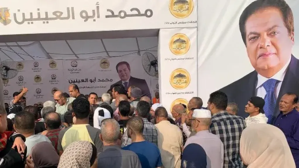 تزايد الإقبال أمام مدرسة أبو الهول الإعدادية بالجيزة مع بدء فتح اللجان في انتخابات مجلس النواب