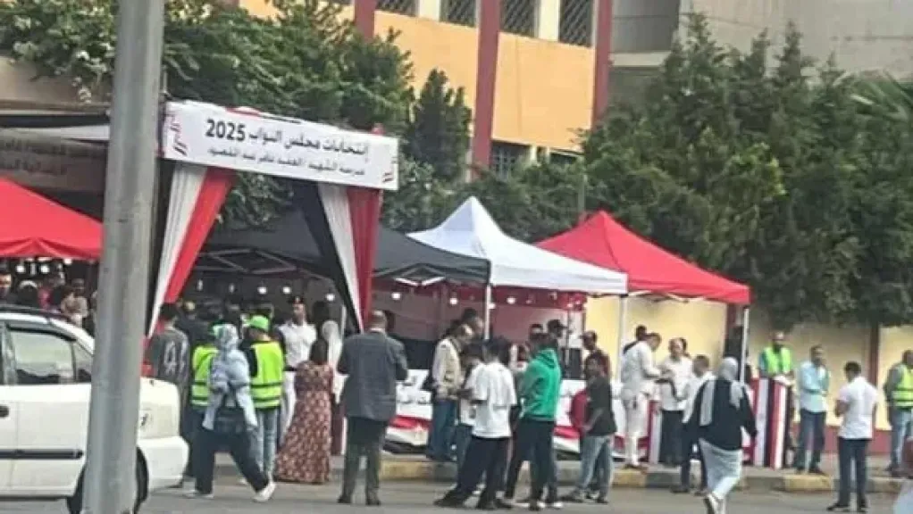 إقبال المواطنين على مدرسة الشهيد عامر عبد المقصود بالجيزة
