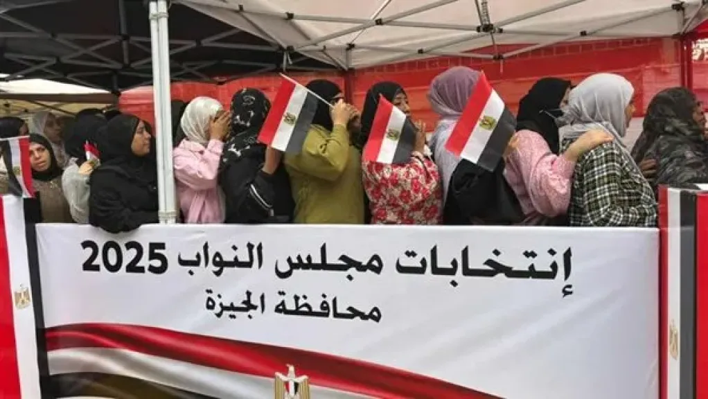 السيدات يزين طوابير الناخبين أمام اللجان الانتخابية بمنطقة الهرم