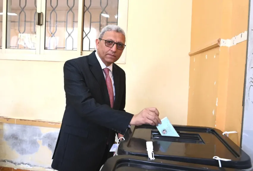 وكيل مجلس النواب يدلي بصوته في الانتخابات بالجيزة