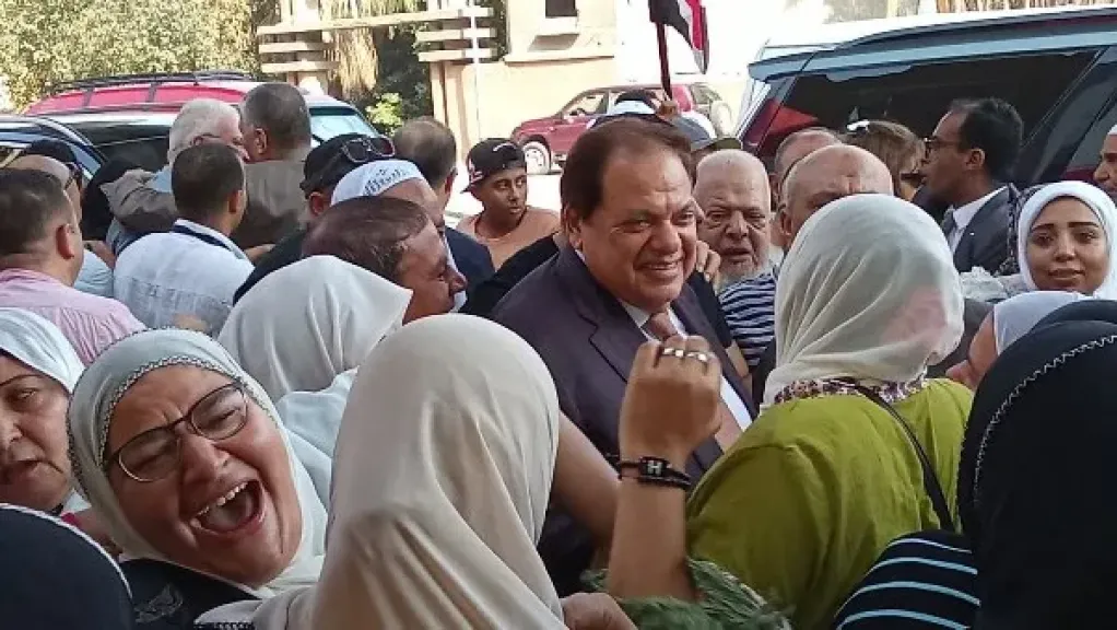 السيدات يشاركن بكثافة أمام مركز شباب الأصبجي في المنيب استعدادًا للانتخابات