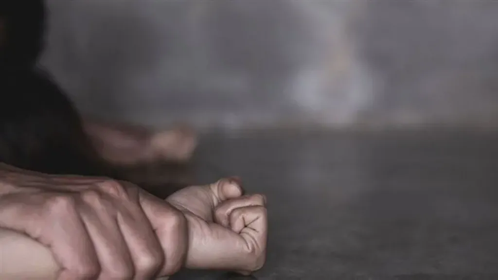 كواليس تهرب مالك فندق من فتاة بعد التعدى عليها جنسيا