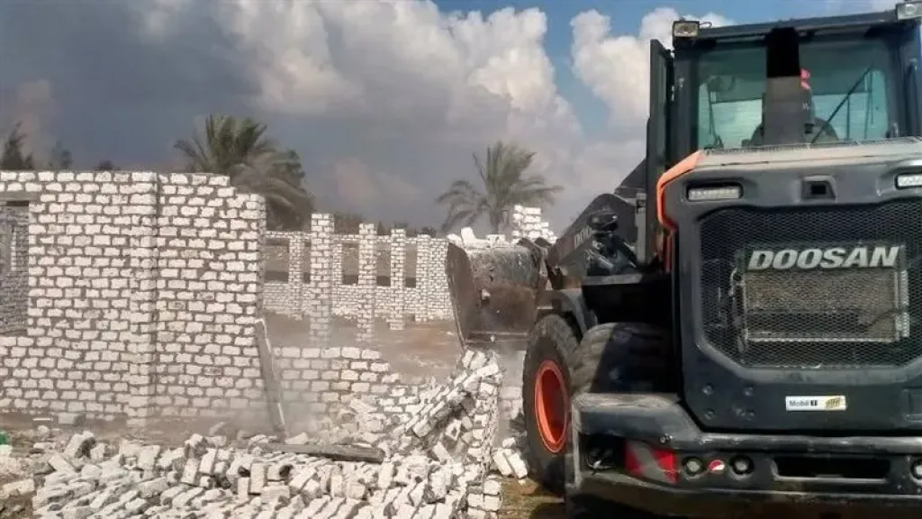 محافظ الإسماعيلية يتابع أعمال إزالة فورية لمزرعة دواجن على أرض زراعية بأبو صوير