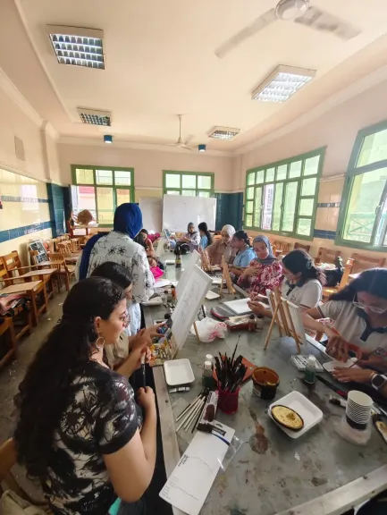 التربية النوعية بجامعة سوهاج تُطلق مبادرة فنية لتنمية الحس الجمالي لدى طلاب المدارس