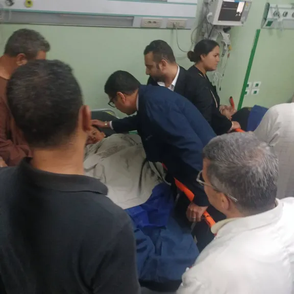 نائب محافظ الأقصر يزور المصابين في حادث تصادم ميكروباص وتريلا