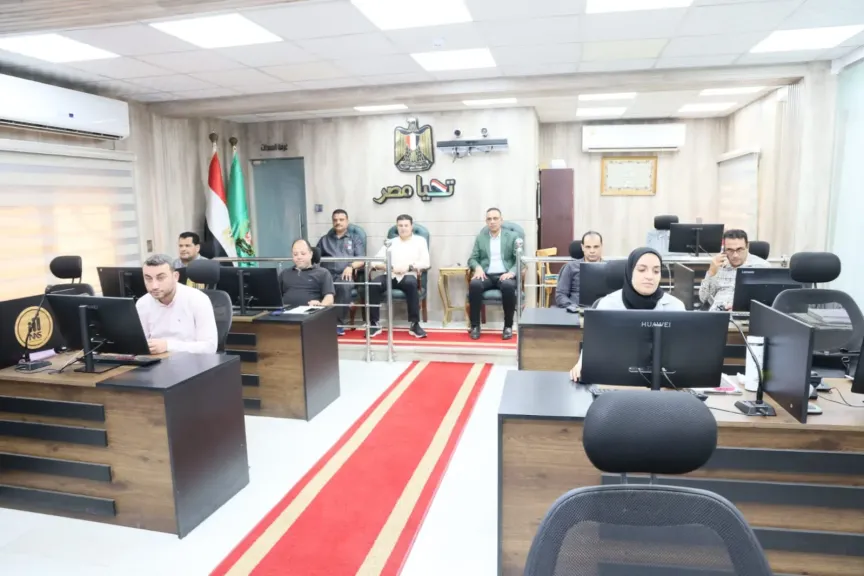 السكرتير العام والمساعد بالمنوفية يتابعان التعامل مع تجمعات مياه الأمطار