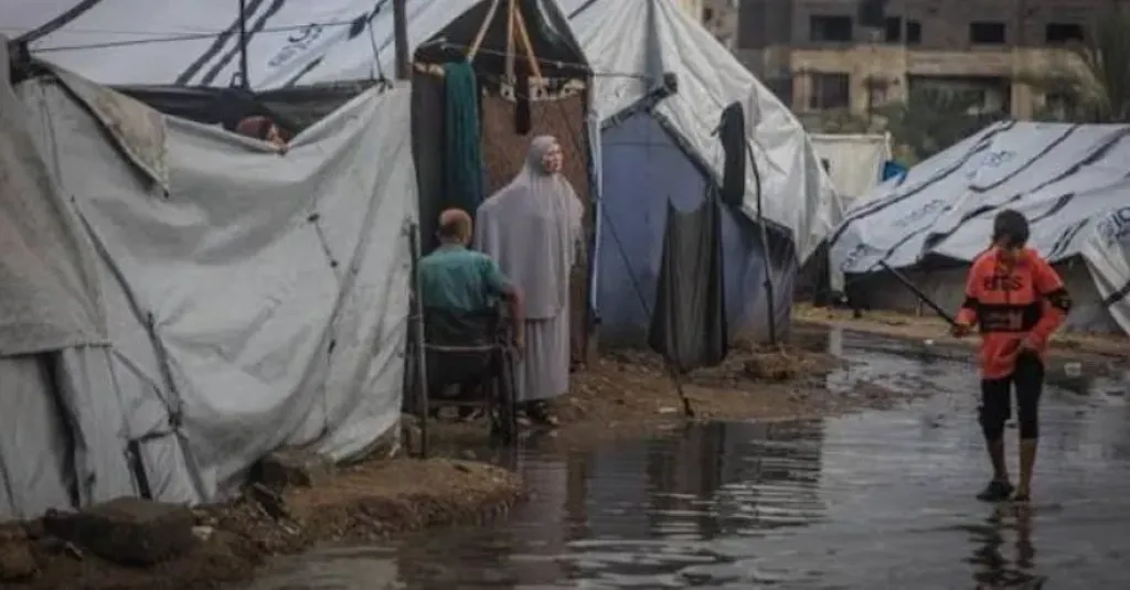 بلدية غزة تدق جرس إنذار: المياه العادمة تجتاح مراكز الإيواء