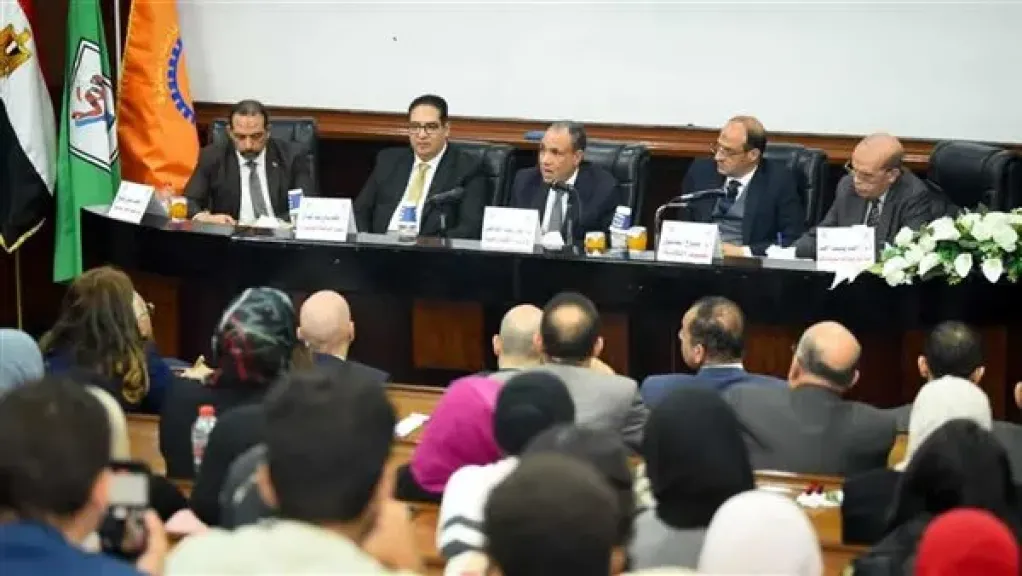 وزير الخارجية يلتقي طلاب كلية الاقتصاد والعلوم السياسية بجامعة القاهرة