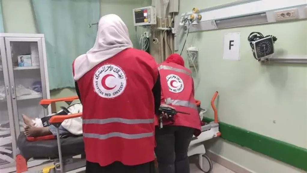 الهلال الأحمر المصري يقدم خدمات الدعم النفسي لمصابي حادث طريق إسنا