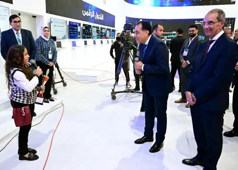 رئيس الوزراء يشيد بنجاح طفلة مصرية في استخدام الذكاء الاصطناعي خلال جولته بمعرض Cairo ICT
