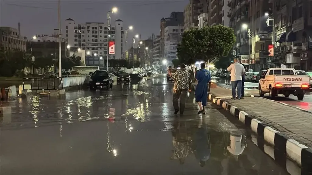 كثافات مرورية بسبب كسر ماسورة مياه بشارع التسعين في منطقة التجمع