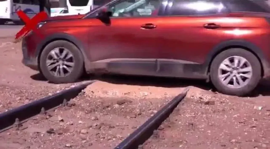 النقل تناشد المواطنين بعدم إقامة معابر غير شرعية على قضبان السكك الحديدية.. صور