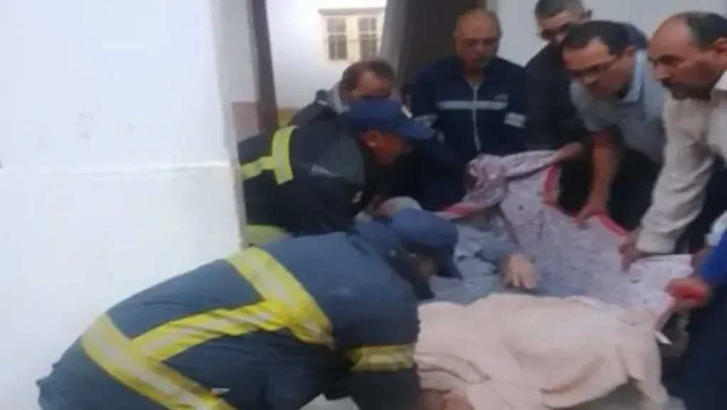 الأمن ينقل سيدة غير قادرة على الحركة للمستشفى