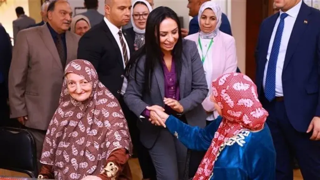 وزيرة التضامن تختتم جولتها بمحافظة الفيوم بزيارة دار أبو بكر الصديق للمسنين بالحادقة