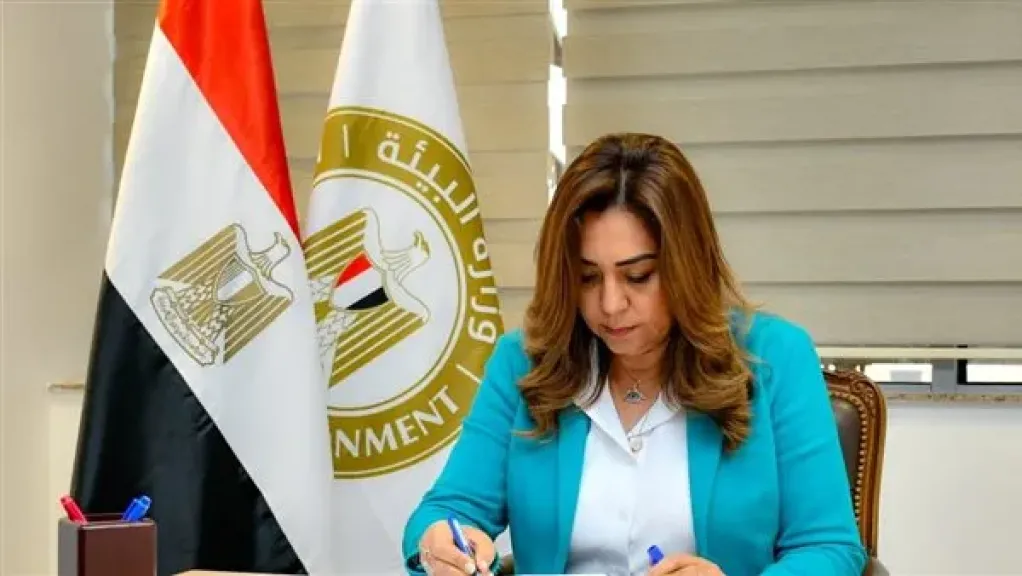 استعدادا لاستضافة مصر مؤتمر الأطراف الـ24.. منال عوض توقع اتفاق الدولة المضيفة