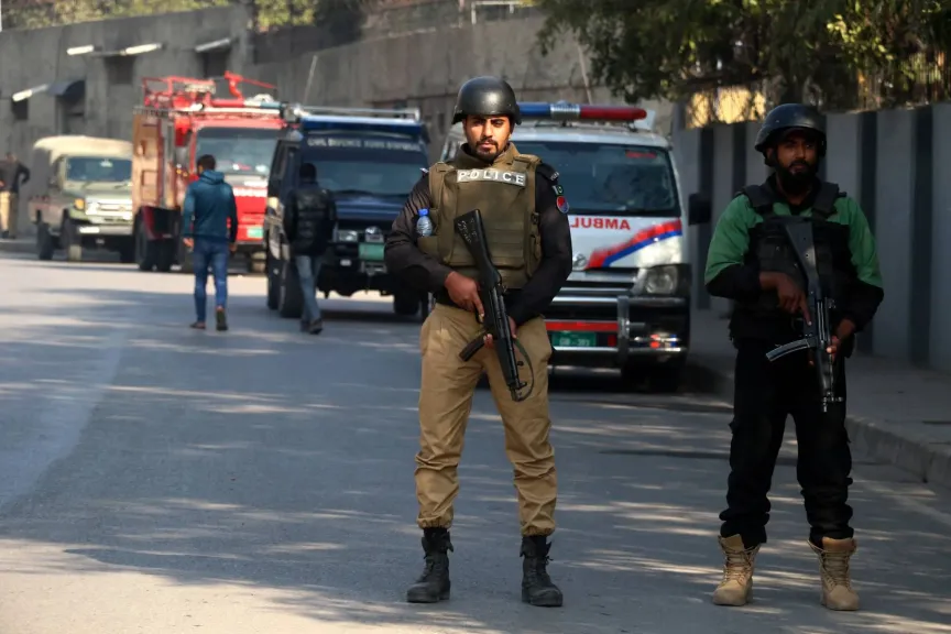 تفجير انتحاري قرب مركز للشرطة شمال غربي باكستان