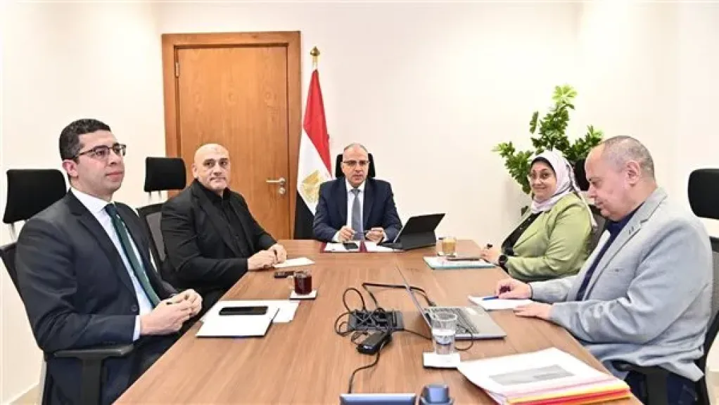 وزير الري يتابع إجراءات تعزيز مبادئ الحوكمة ومحاربة الفساد وتحسين دخل العاملين بالوزارة