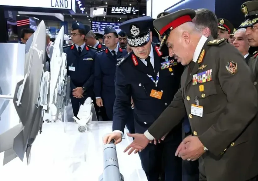 الفريق أحمد خليفة يعود إلى أرض الوطن عقب مشاركته فى فعاليات معرض دبى الدولى للطيران 2025