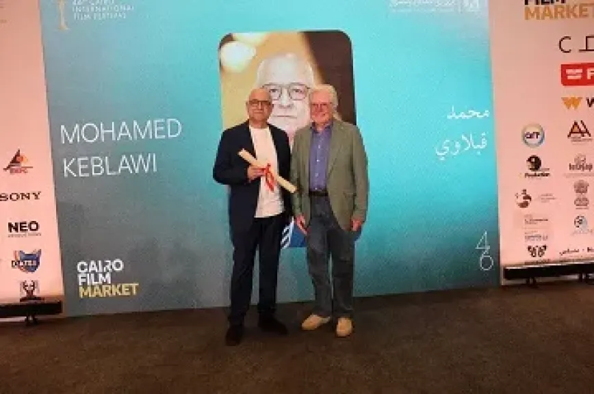 المخرج محمد قبلاوي يهدي تكريمه من مهرجان القاهرة السينمائي إلى أطفال فلسطين