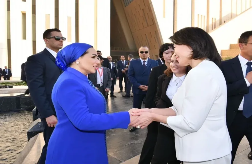 السيدة انتصار السيسي تستقبل قرينة رئيس كوريا الجنوبية بالمتحف المصري الكبير