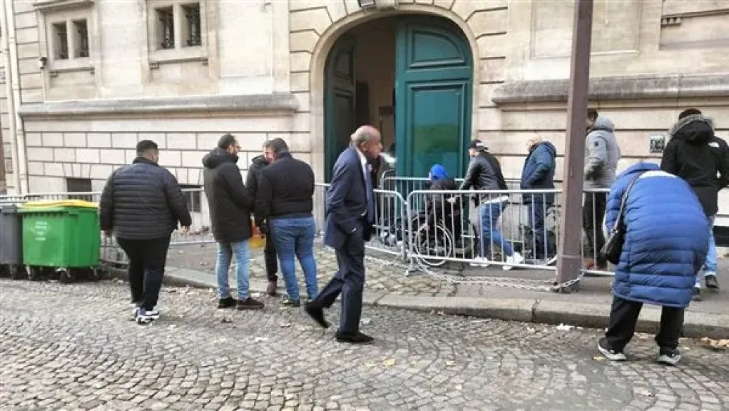 اليوم الثاني للتصويت أمام السفارة المصرية في باريس يشهد تزايدًا في إقبال الجالية