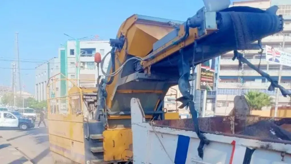 حملات مكثفة لأعمال النظافة والتجميل بشوارع مدينة كفر الشيخ.. صور