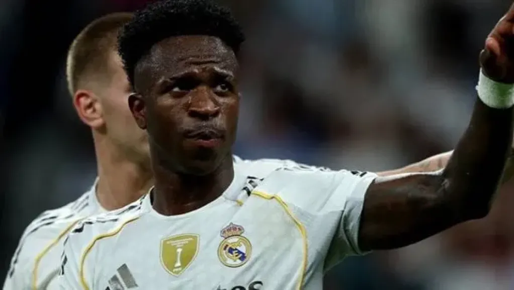 رئيس ريال مدريد الأسبق ينتقد فينيسيوس وإدارة بيريز