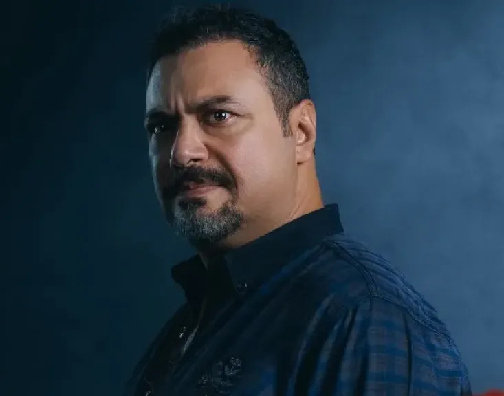 بعبارات فكاهية.. مراد مكرم يداعب متابعيه بمقطع فيديو من جريمة قتل «ورد وشوكولاتة»