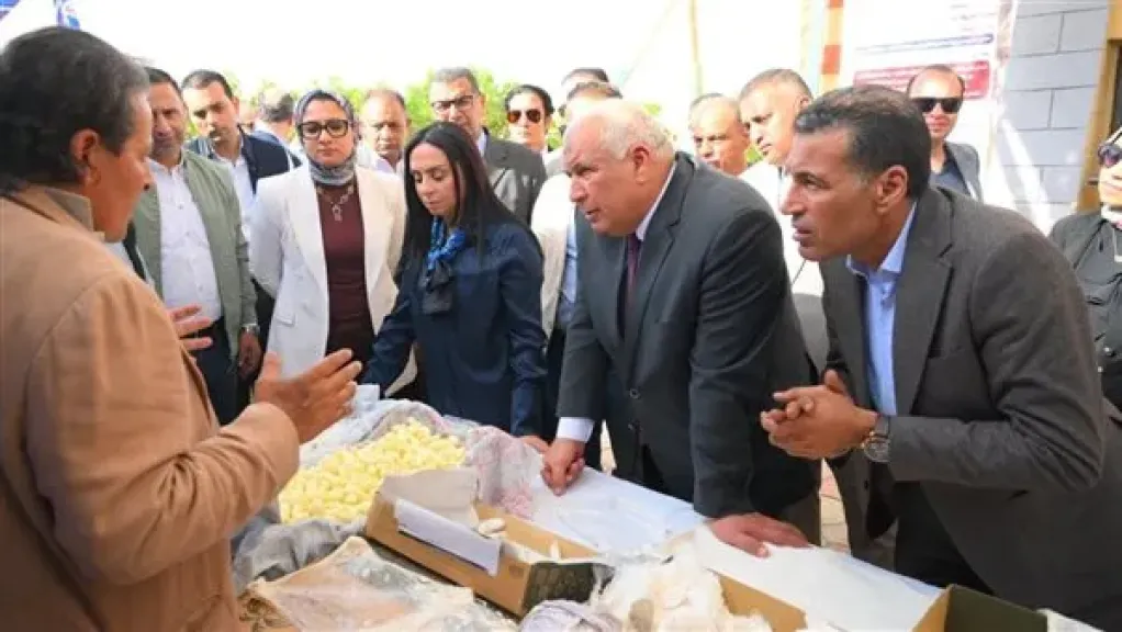 وزيرة التضامن تتفقد وحدة إنتاج الحرير خلال زيارتها لمحافظة الوادي الجديد