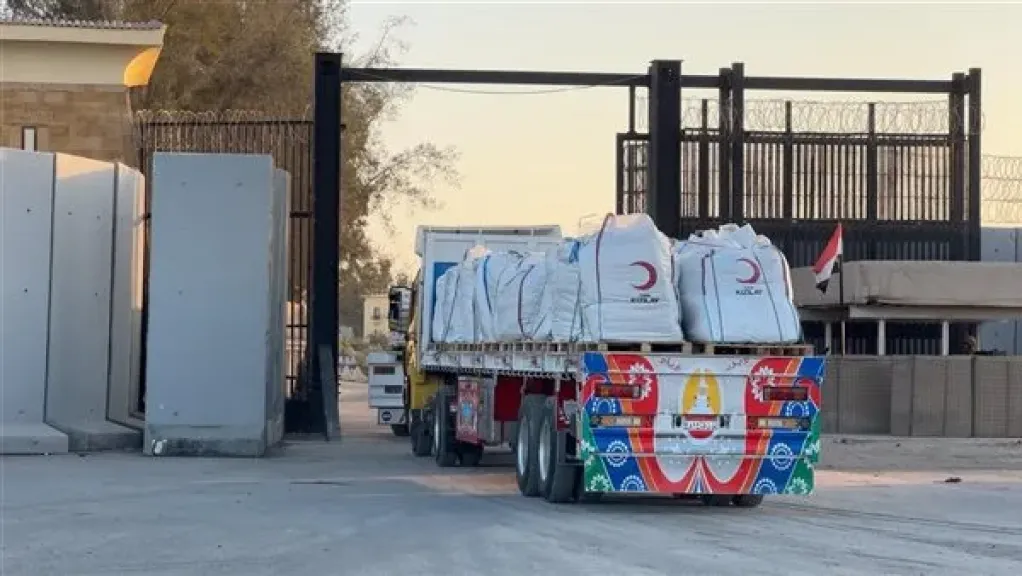 الهلال الأحمر المصري يدفع بسلع غذائية و ملابس شتوية عبر قافلة “زاد العزة” لغزة
