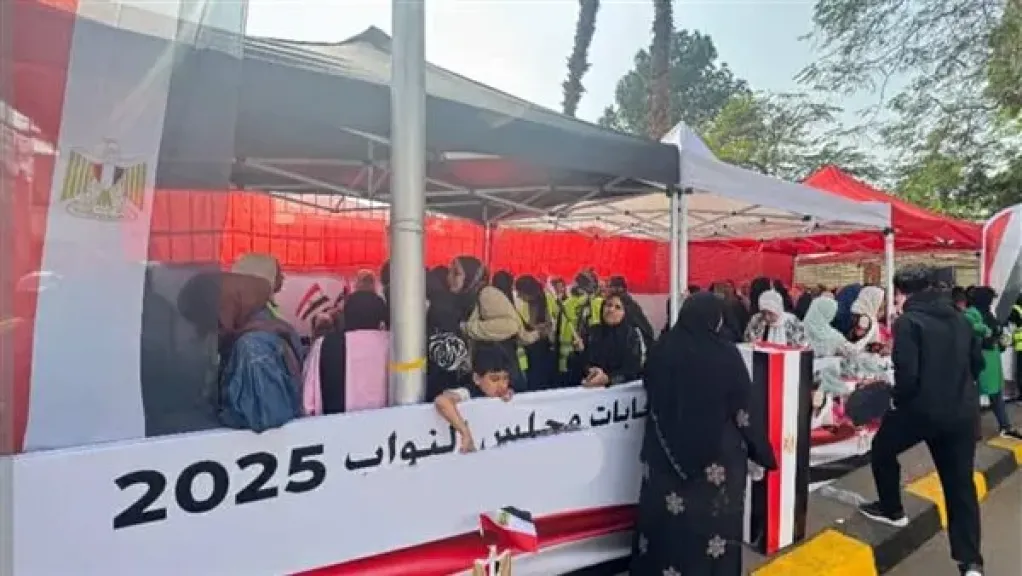 توافد المواطنين للتصويت في انتخابات مجلس النواب بالقاهرة