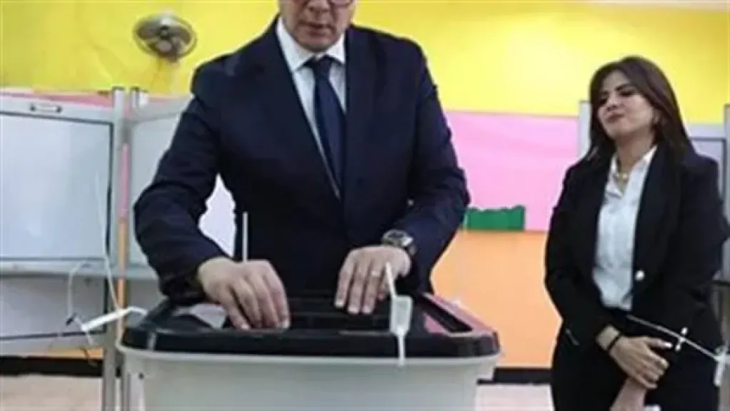 وزير البترول يدلى بصوته في الانتخابات البرلمانية بالتجمع الخامس