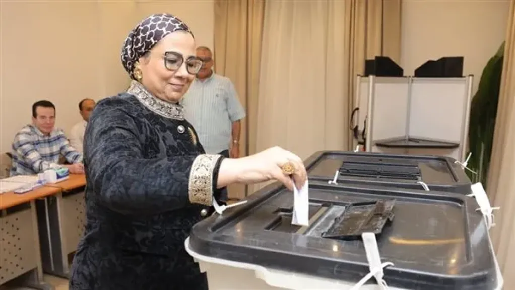 المستشارة أمل عمار تدلي بصوتها في المرحلة الثانية من انتخابات مجلس النواب