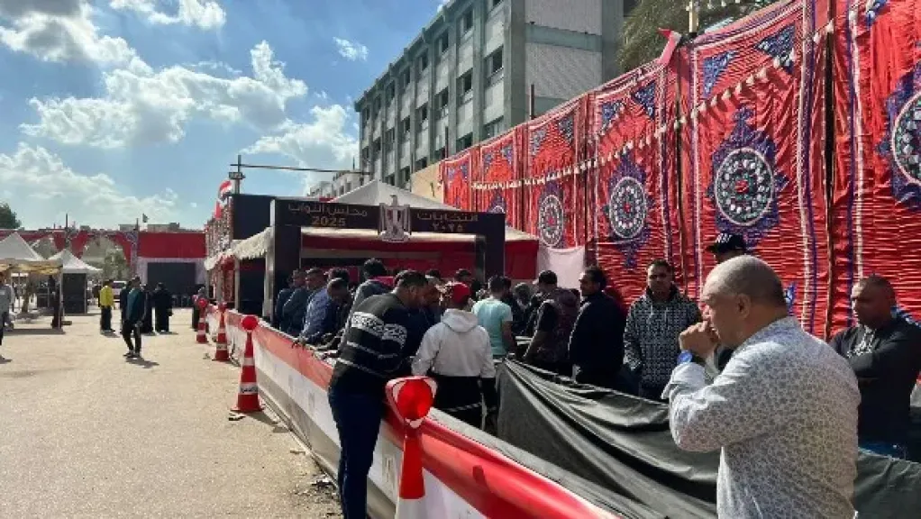 احتشاد الناخبين في لجان دار السلام لليوم الثاني من الانتخابات