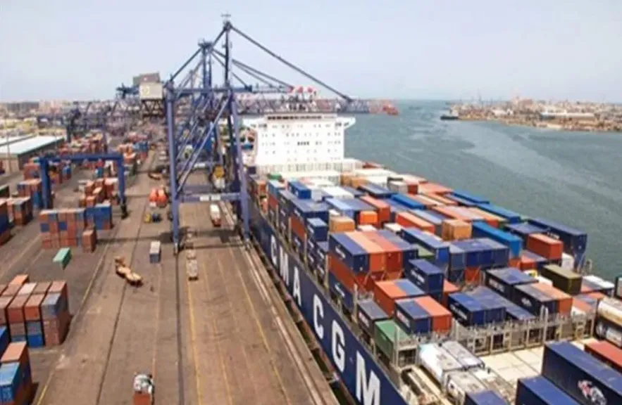 تداول 15 ألف طن بضائع و610 شاحنات بموانئ البحر الأحمر