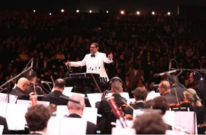 هاني فرحات يقود الأوركسترا الملكي البريطاني في حفل كامل العدد بالأهرامات