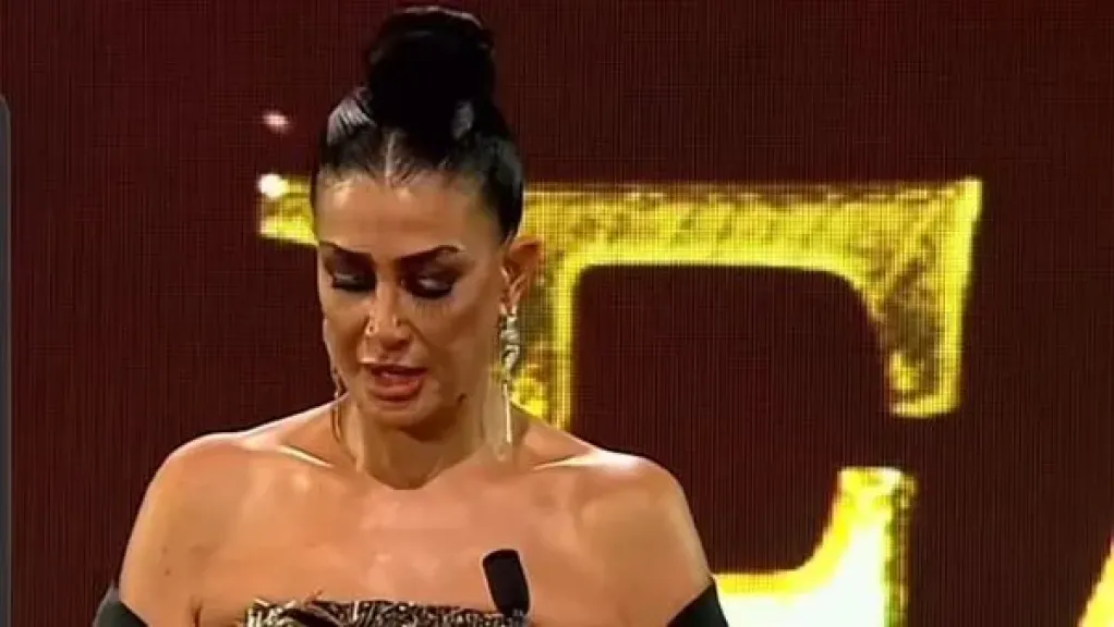 غادة عبدالرازق تبكي على المسرح وتكشف سر تأثرها في مهرجان ضيافة