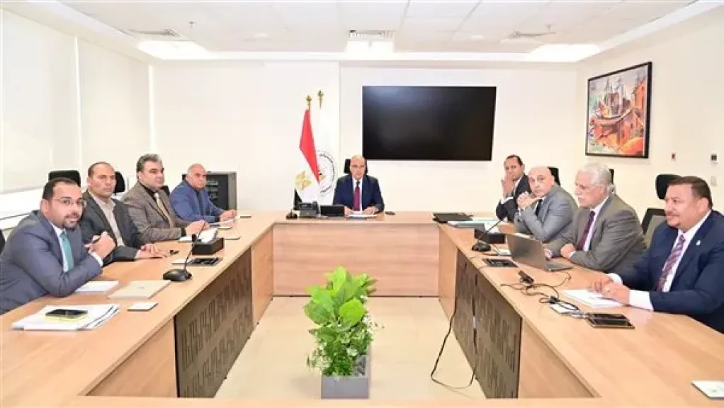 وزير الري يستعرض المسودة الأولية للنظام الأساسي واللائحة الداخلية لروابط مستخدمي المياه