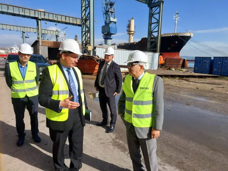 الفريق أسامة ربيع يبحث سبل التعاون مع ترسانة ONEX اليونانية.. صور